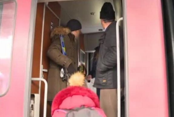 Ingyen szállíthatók a sílécek és hódeszkák a személyvonatok másodosztályán