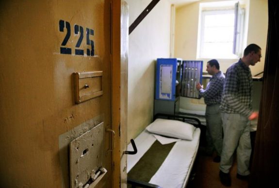 A magyar kormány felfüggeszti a börtönkártérítések kifizetését