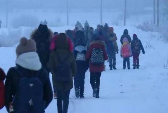 Lett megoldás: kisbusz szállítja a békástelepi diákokat a korondi iskolába