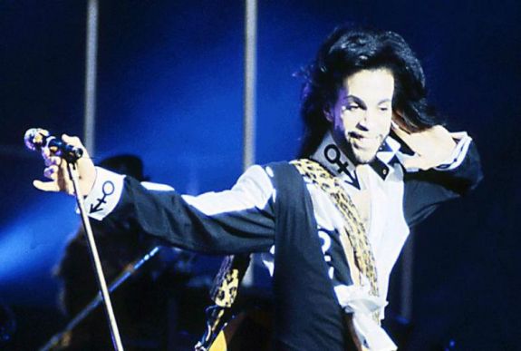 Megszüntették az eljárást a hamis gyógyszer miatt elhunyt Prince orvosa és egy gyógyszertár ellen