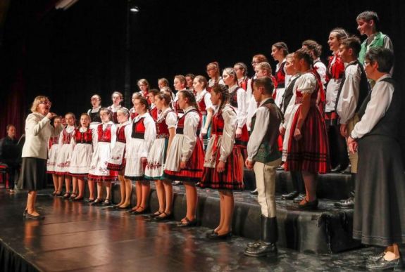 „Királylányokat és királyfiakat találtunk Erdélyben” – a Marosszéki Kodály Zoltán Gyermekkar vezetőit kérdeztük