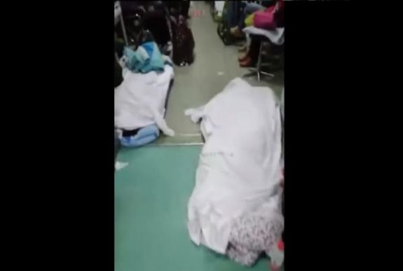 Durvul a helyzet: halottak között várakoznak a betegek a vuhani kórházakban