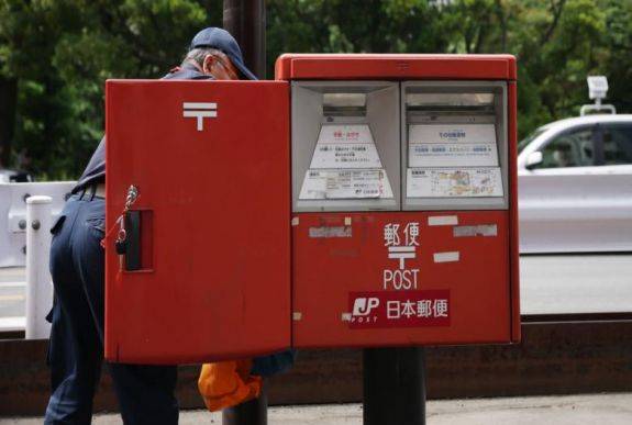 Csaknem 24 ezer kézbesítetlen küldeményt halmozott fel otthonában egy japán postás