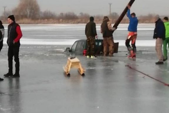 Vékony jégre tévedt: a rétyi tóba süllyedt egy terepjáró 