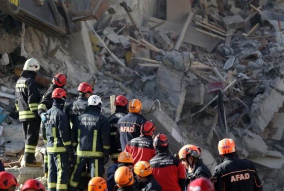 Csak holttesteket találtak a romok alatt a török mentőcsapatok