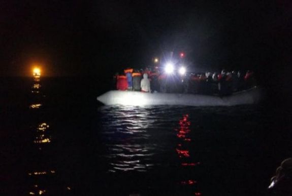 Kiköthet az olasz partoknál több mint 400 menekülttel az Ocean Viking