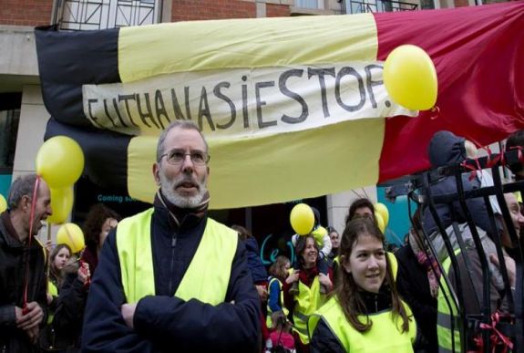 Felmentettek a gyilkosság vádja alól három, eutanáziát végrehajtó orvost Belgiumban