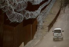 WSJ: megkezdték az arizonai határnál lévő menekültek áttoloncolását Mexikóba