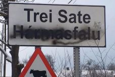 Azonosította a Hargita megyei rendőrség a székelyföldi helységnévtáblák megrongálóját