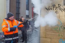 Környezetkímélő berendezéssel tisztítják Kolozsváron az összefirkált épületek falait