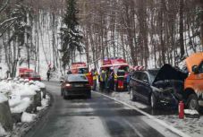 Személygépkocsival ütközött egy gyerekeket szállító kisbusz Brassópojánán