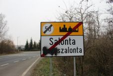 Nagyszalontán is lemázolták a helységnévtábla magyar feliratát