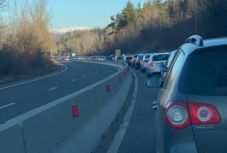 Elkezdődött a hétvégi torlódás: kocsisorok alakultak ki 