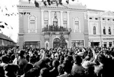 A háromszéki város, ahol ki akarták lógatni a polgármestert az erkélyen – rendszerváltás Kézdivásárhelyen