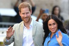 Csúcstalálkozóra hívta a királyi családot II. Erzsébet a Harry-válság megoldására