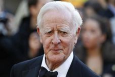 Jótékonysági célra ajánlja fel emberi jogi díját John le Carré kémregényíró