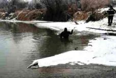 Az Oltba esett és meghalt egy 14 éves fiú, az ikertestvérét még keresik