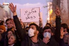 Éles lőszert is bevetettek a tüntetők ellen hétfő hajnalban Teheránban