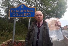 Kiderült, hogy ki hagyott évekig pénzkötegeket egy angol faluban