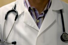 Kollektív lemondással fenyegetőzik több mint 1200 kórházi orvos Franciaországban