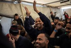 Újabb két, menekülteket szállító civilhajó kikötését engedélyezte az olasz kormány