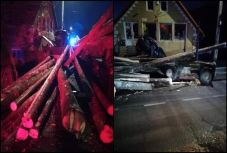 Nyergesvontatóról lezuhanó farönkök okozták egy nő halálát