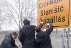 Önszerveződés a Vajdaságban: önkéntes magyar fiatalok tisztítják a lefestett helységnévtáblákat 
