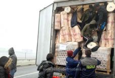 Egy tucat migráns bújt el a teherautó rakterében