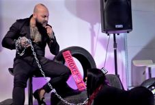 Bíróság elé kell állnia Dani Mocanu manele-énekesnek egy nők ellen uszító videoklip miatt