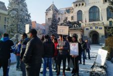 FRISSÍTVE - Dorin Florea lemondását követelték roma tüntetők Marosvásárhelyen