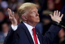 Impeachment: Donald Trump visszautasítja az ellene felhozott vádpontokat