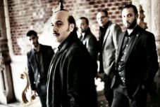 Két erdélyi városban lép fel a Romano Drom világzenei együttes