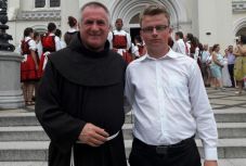 Önkéntesmunka-lehetőségek fiataloknak középiskola után: gyermekotthonban, nevelőként