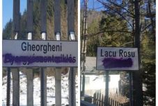 Újabb két Hargita megyei település helységnévtábláját mázolták le ismeretlenek