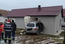 Irányt vesztett a kezdő sofőr, házfalba fúródott az autója