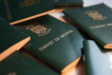 Munkaügyi miniszter: a munkakönyvek húsz százaléka nem szerepel a rendszerben