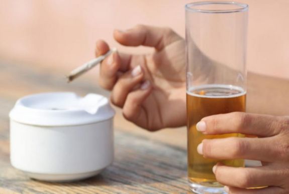 Gyorsítja az agy öregedését a rendszeres alkohol- és dohányfogyasztás