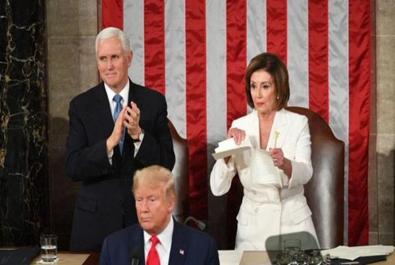 Nancy Pelosi összetépte Donald Trump évértékelő beszédét