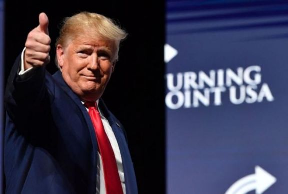 Elbukott az impeachment: politikai döntéssel felmentették a vádak alól Donald Trumpot