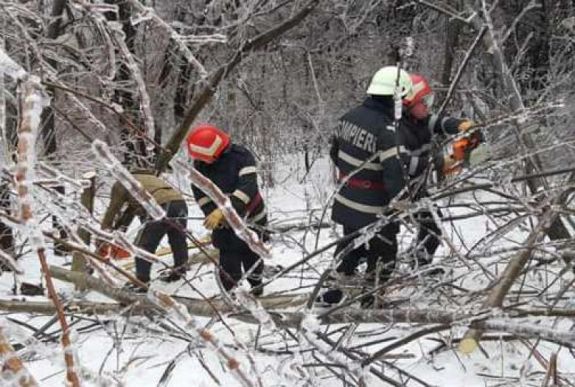 Hóhelyzet: 22 országút van lezárva, 35 vonat vesztegel az állomásokon