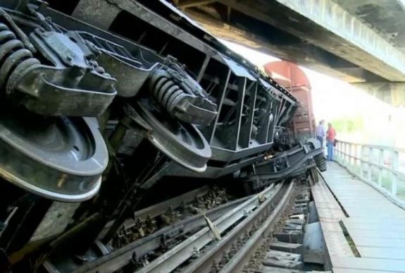 Kisiklott a Budapestre tartó nemzetközi gyorsvonat mozdonya