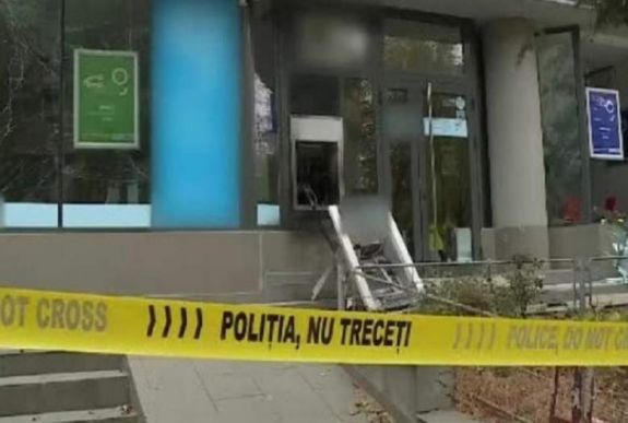 Robbantással raboltak ki egy bankautomatát Sinaián