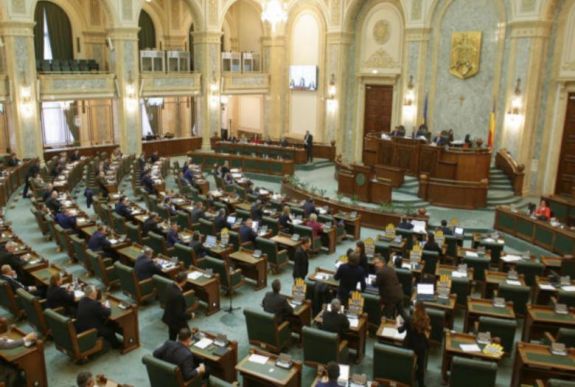 Hétfőn 47 törvénytervezetet fogadott el hallgatólagosan a szenátus