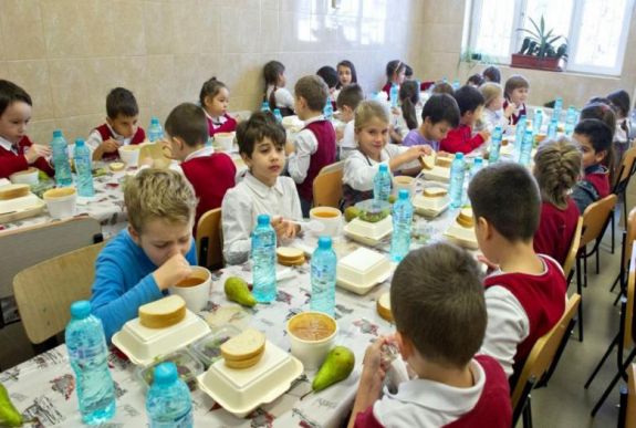 Elfogadták az RMDSZ javaslatát: meleg étel és délutáni oktatás lesz minden iskolában