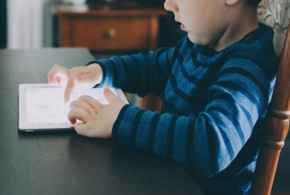Szakértő: fel kell készíteni a gyerekeket a biztonságos internetezésre