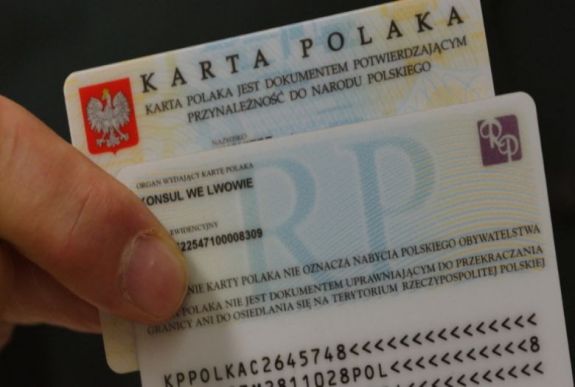 Először vehetett át a lengyeligazolványt a nyugati lengyel diaszpóra egy képviselője