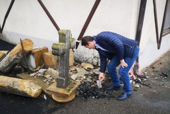 Arad: 240 éves kőkeresztet tört össze egy gyorshajtó