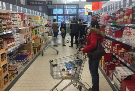 Egy holttestet kerülgettek egy temesvári szupermarketben a vevők