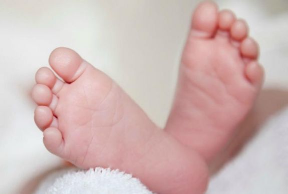 Először született gyermeke egy rákbeteg nőnek mesterségesen érlelt és lefagyasztott petesejtekből