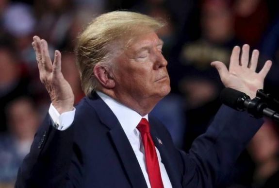 Sorra kegyelmez meg korrupt barátainak az amerikai elnök